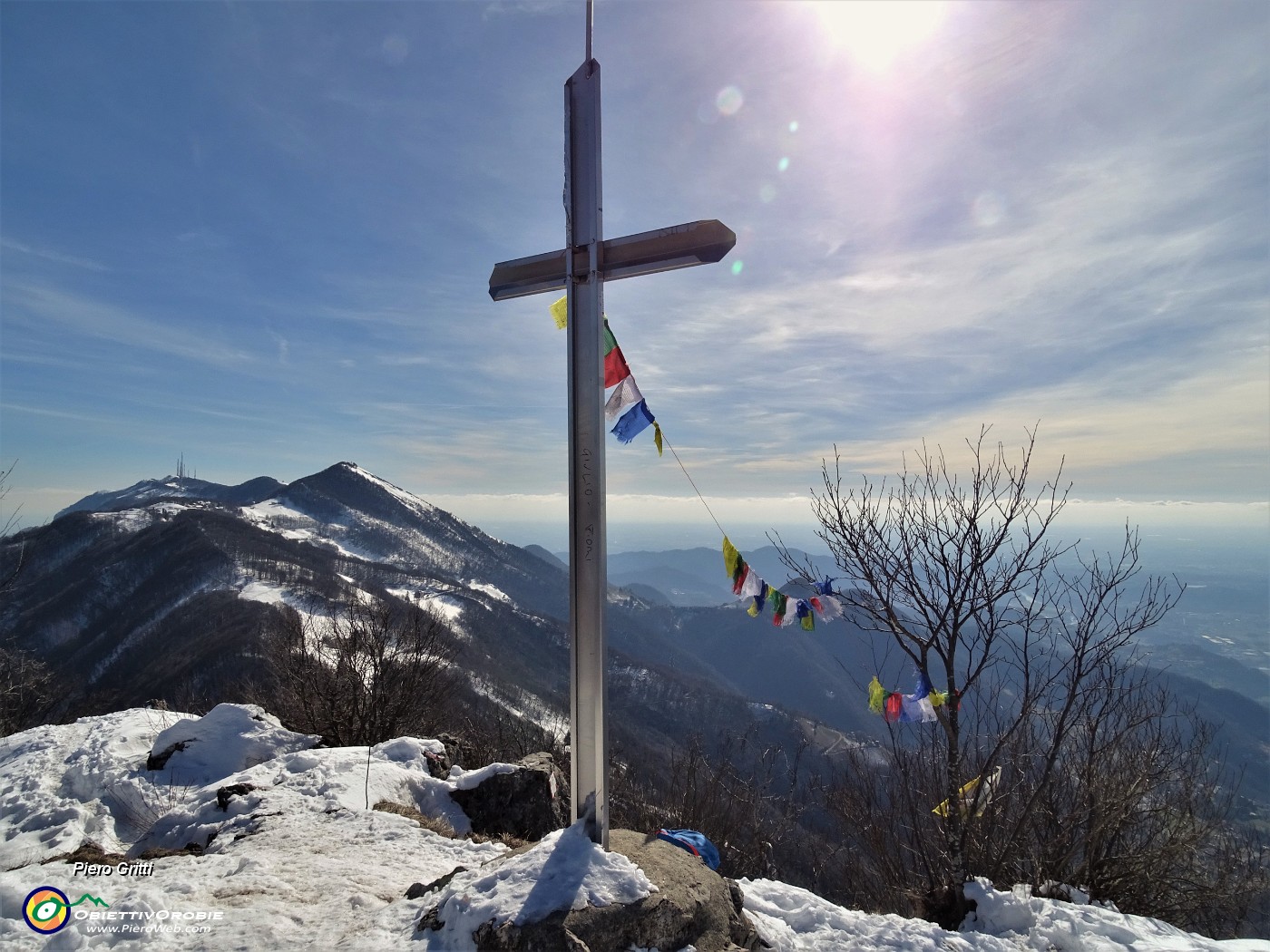 05 Dalla croce del Monte Ocone (1351 m) vista sul dirimpettaio Monte Tesoro (1432 m).JPG